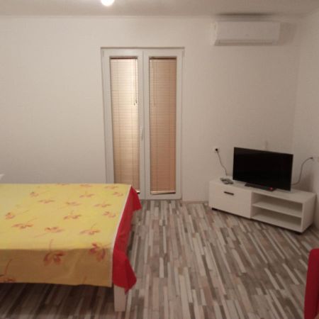 Studio Apartman Matkovic Apartment Имотски Екстериор снимка